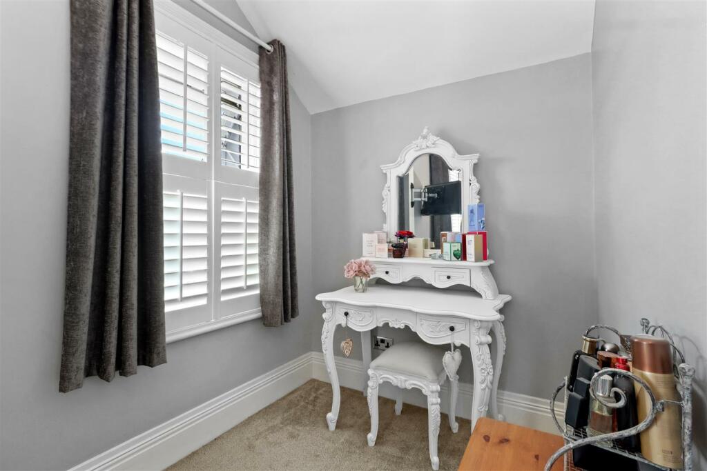 Dressing area bed 1