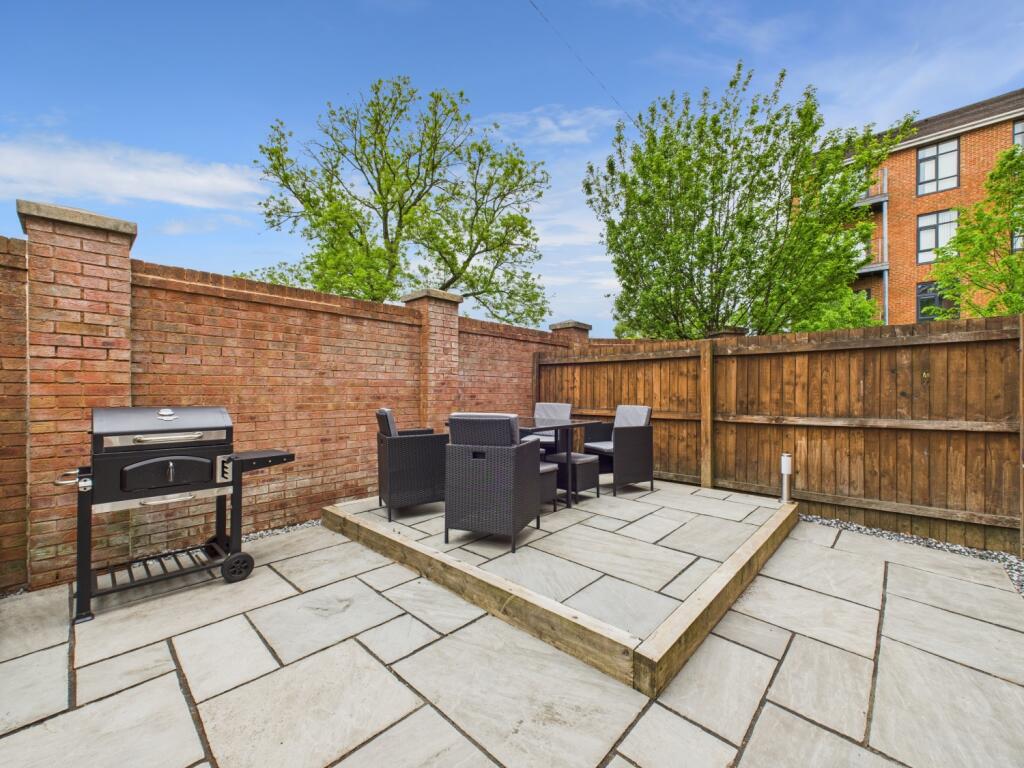 CAM03729G0-PR0048-STILL011