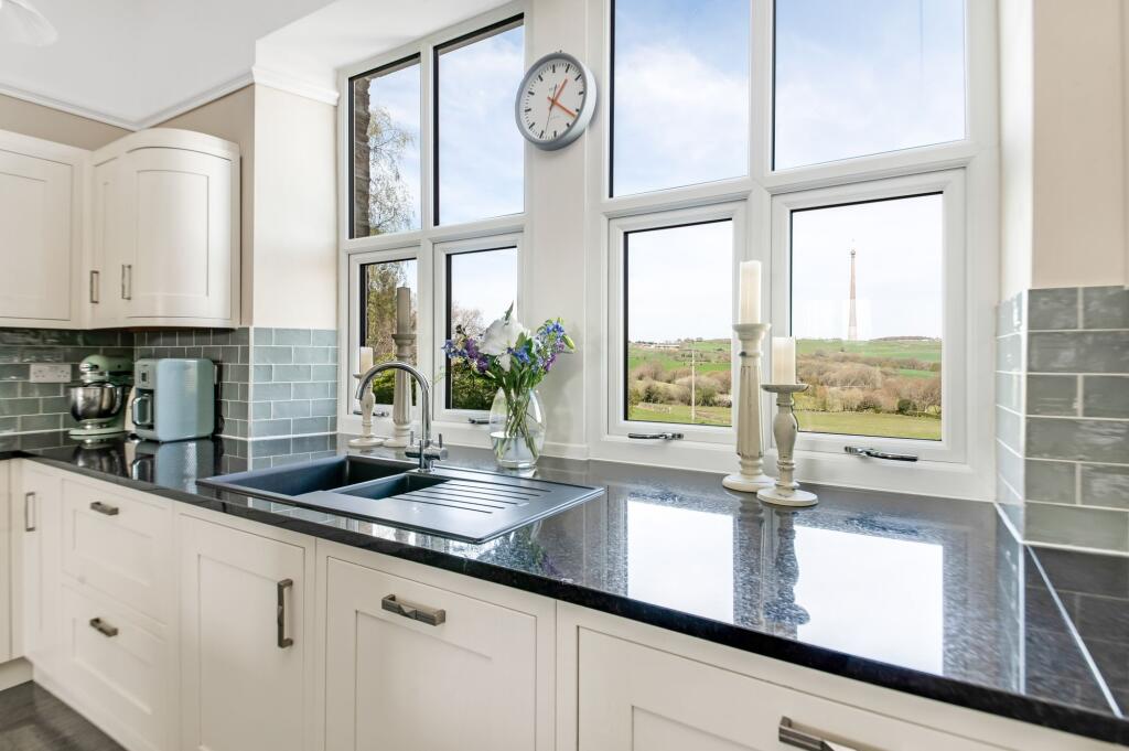 OPEN-PLAN DINING KITCHEN AND FAMILY ROOM