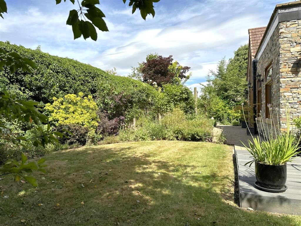 Sizeable Side Garden 555