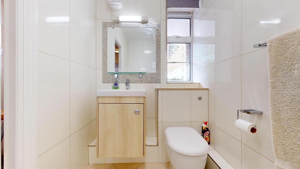 30RCbathroom.jpg