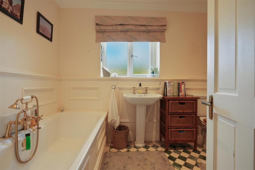 FAMILY BATHROOM