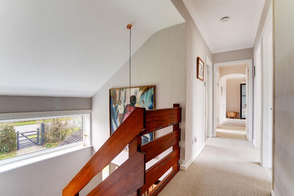Landing leading to bedrooms