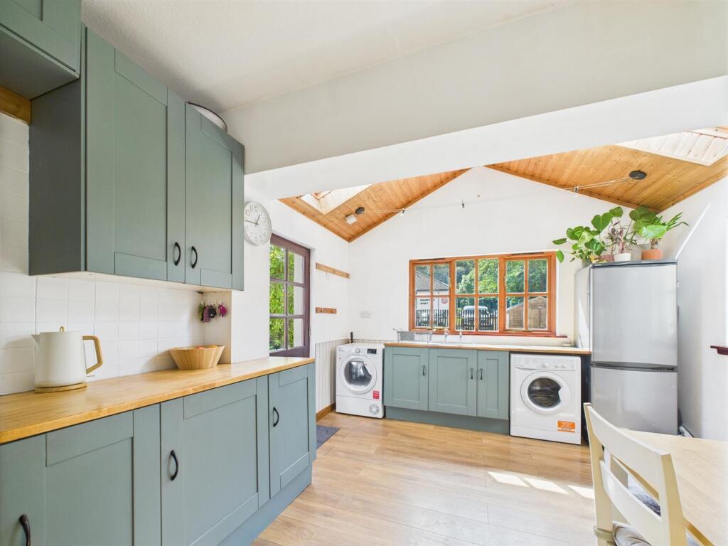 KITCHEN/DINING ROOM