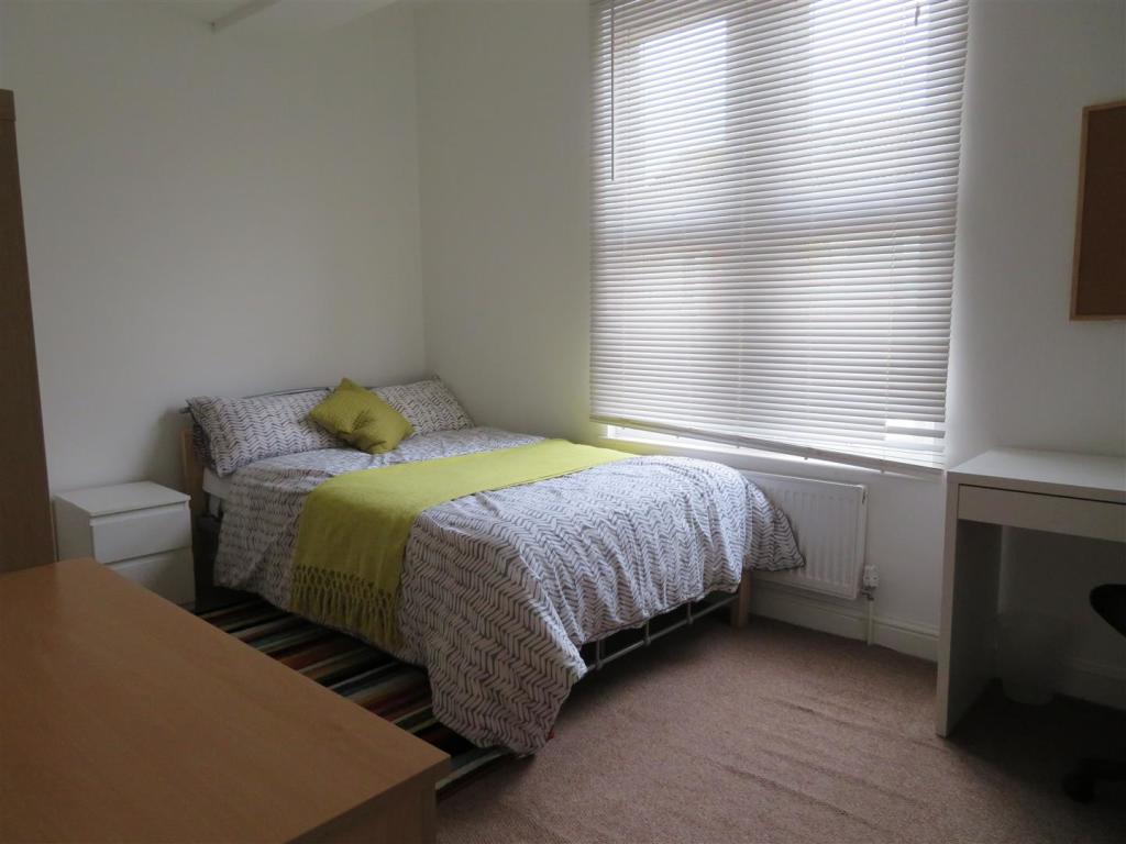 7 Montgomer Bed8.JPG