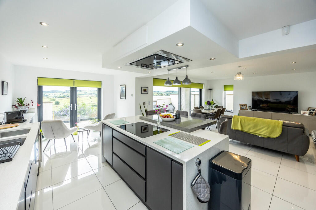 205FLDews-280525-...