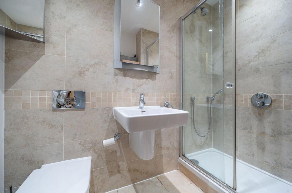 Master en-suite shower room