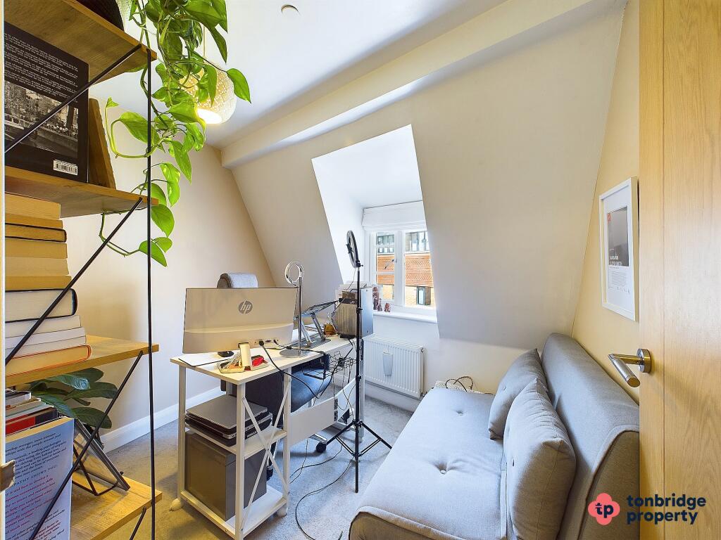 Giraffe Bedroom 2 Branded 037