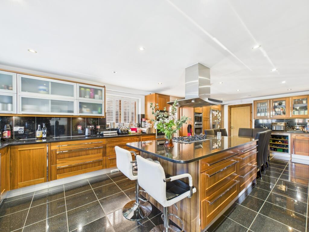 CAM04024G0-PR0024-STILL027