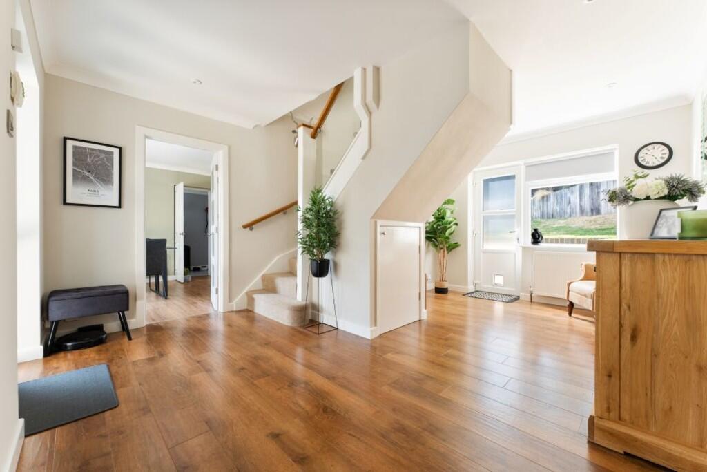 15 Barry Gardens-...