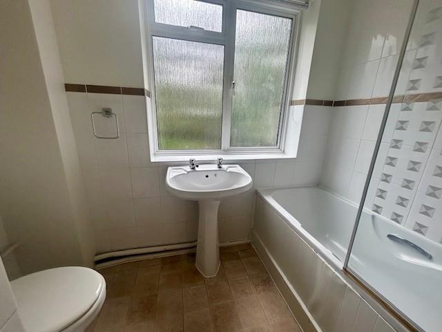 13 The Fairway bathroom.jpg