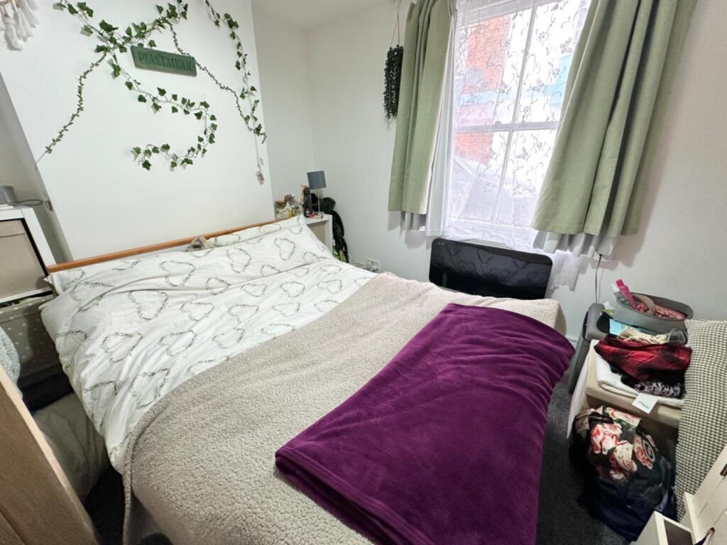Flat 1 - bedroom.jpg