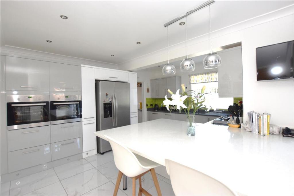 ADDITIONAL KITCHEN PHOTO