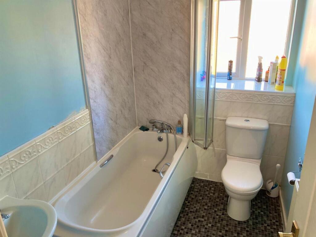 horseshoe bathroom.jpg
