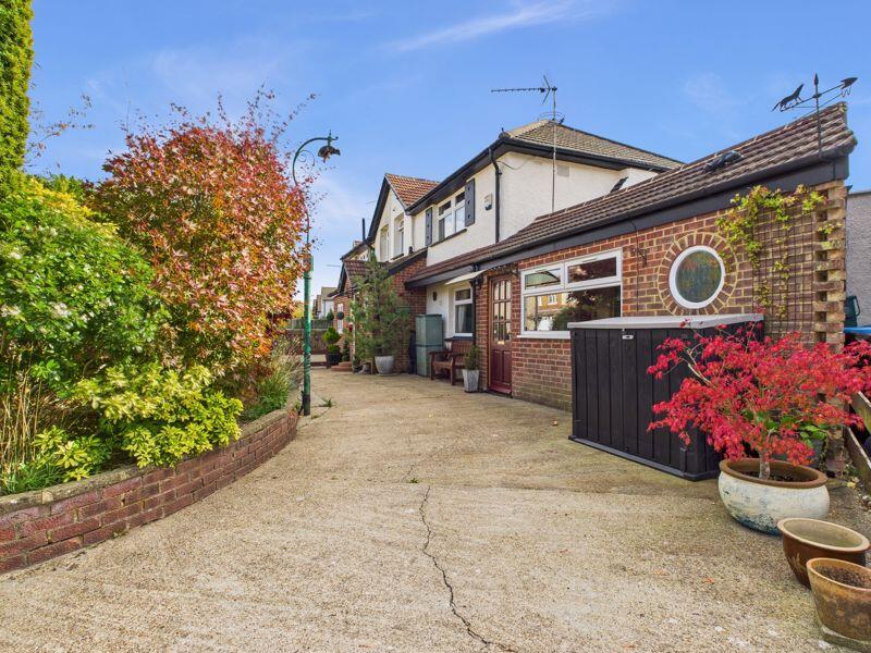 FRONT ASPECT &amp; DRIVEWAY