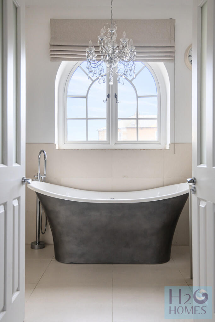 Trafalgar Gate, 8...