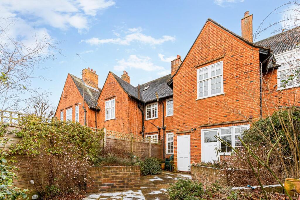 32 Holyoake Walk-9.jpg