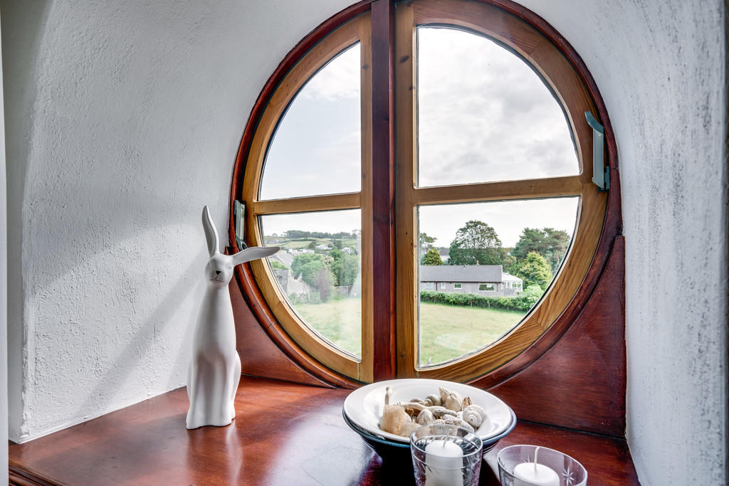 Oriel window in l...