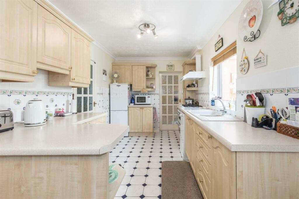 KITCHEN &amp; BREAKFAST/DINING ROOM