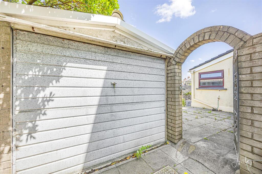 Detached garage