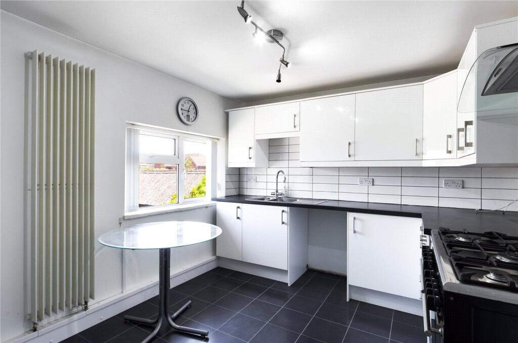 Kitchen B&#39;fast Room