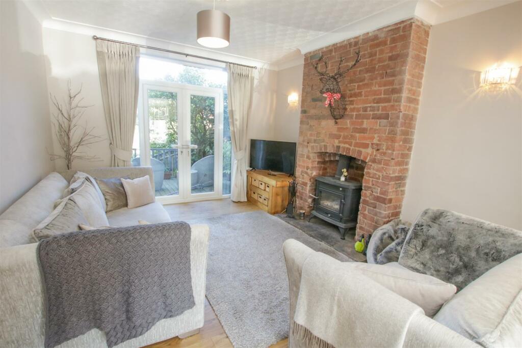 OPEN PLAN LOUNGE AND DINING AREA