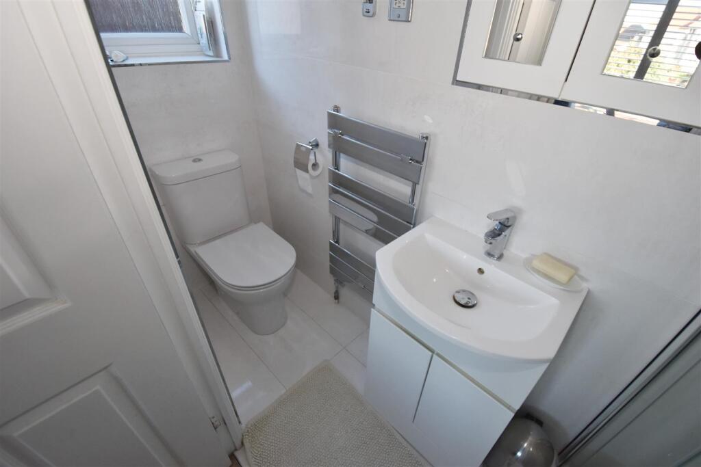 Ensuite shower room.jpg