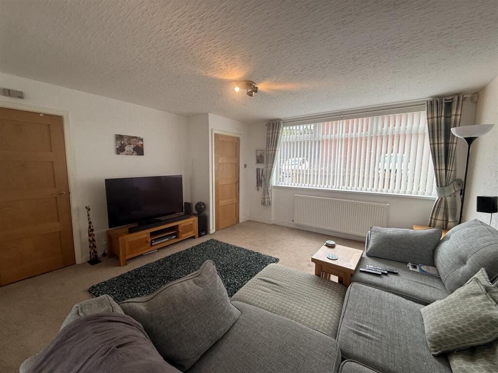 L-SHAPED LOUNGE &amp; DINING AREA