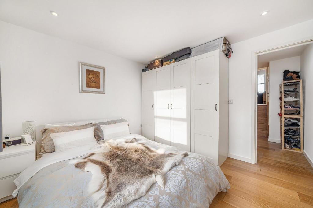 Principal Bedroom (2).jpg