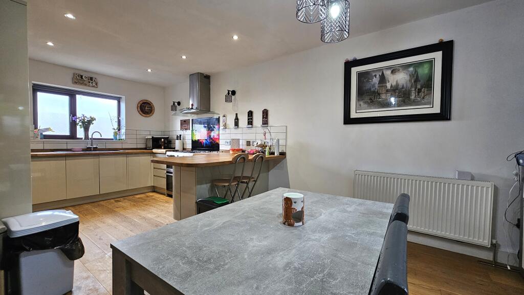 Kitchen / dining room