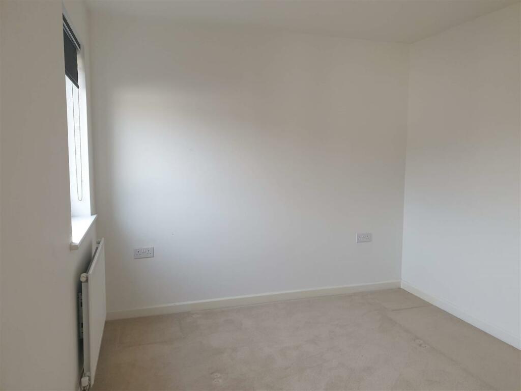 Bedroom 1 (1) (1).jpg