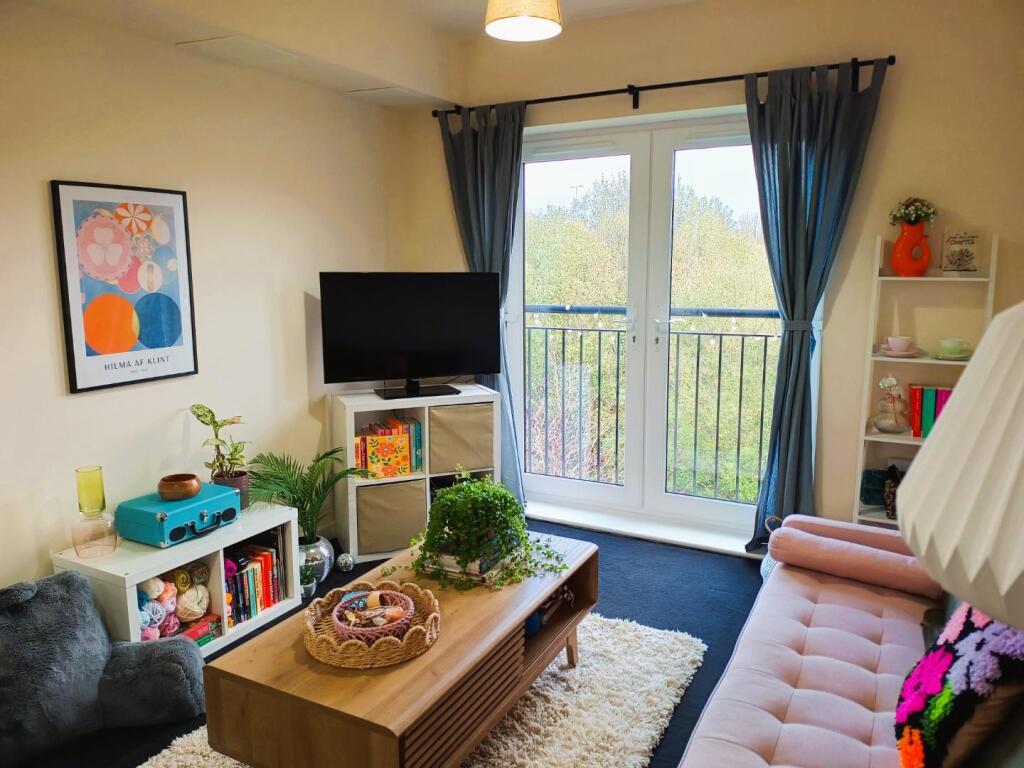 4) Lounge 2.jpg