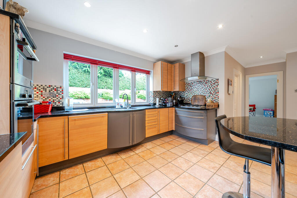 1372262-12-690208...