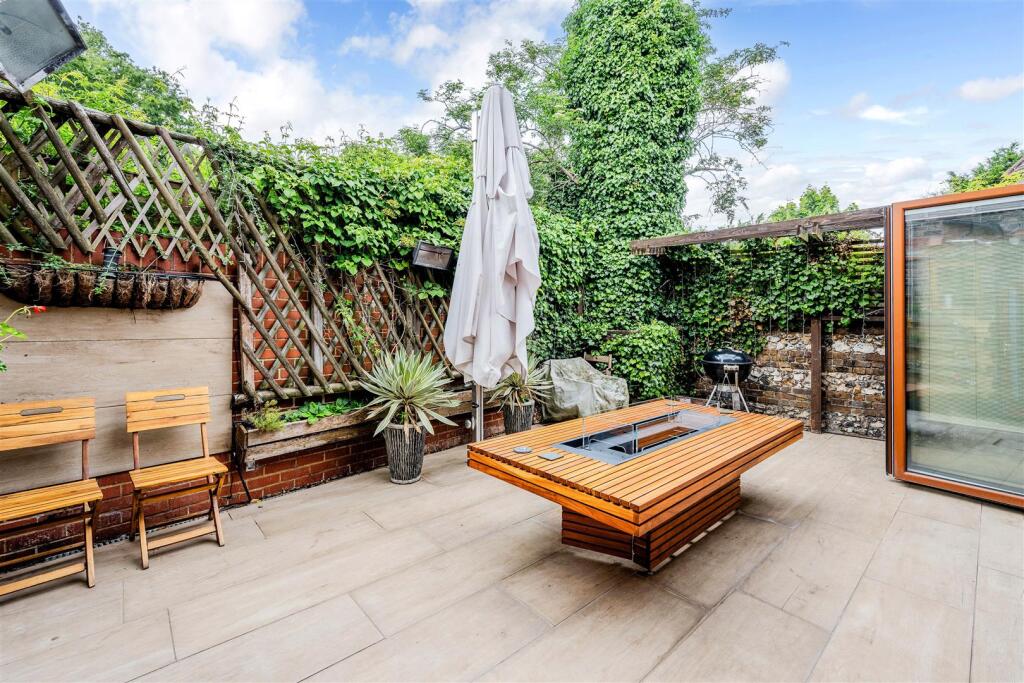 LADBROKE ROAD (4).jpg