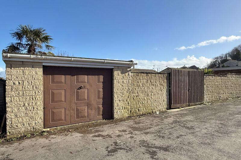 Large Garage &amp; Access to Rear