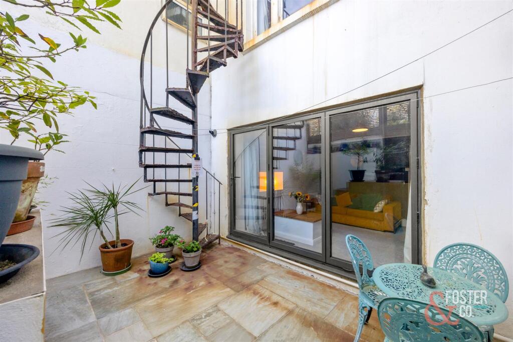 St Aubyns 22, Flat 2-019.JPG