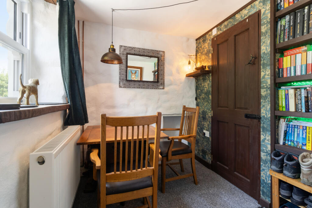 SNUG/OFFICE /DINING AREA