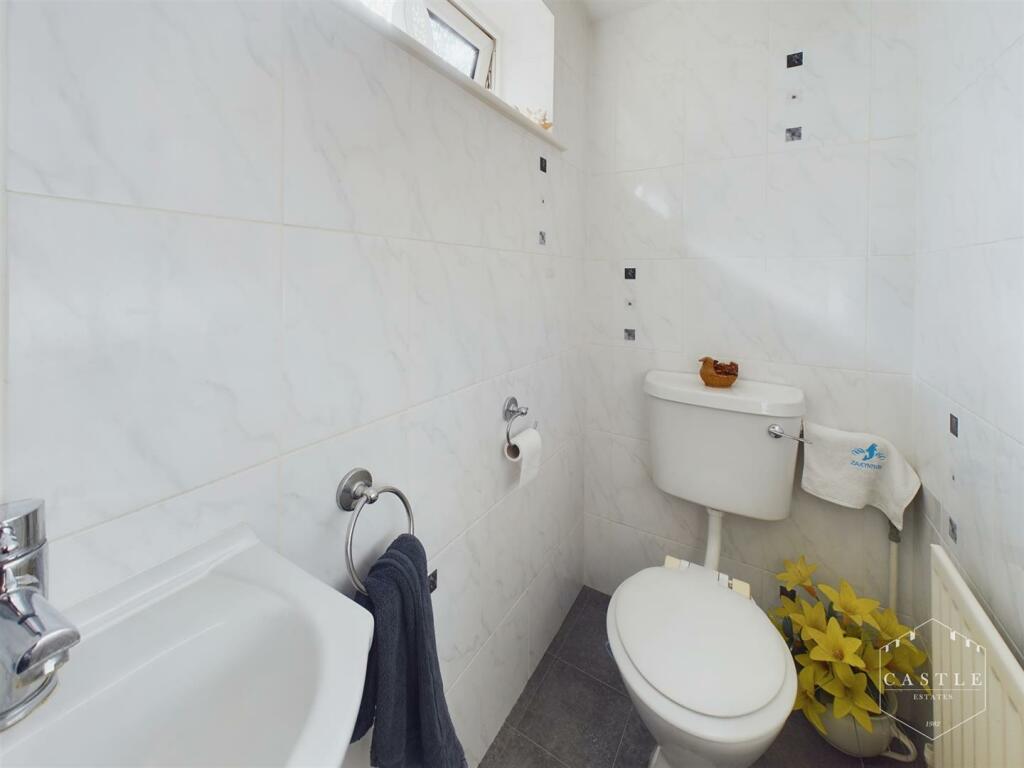 GUEST CLOAKROOM