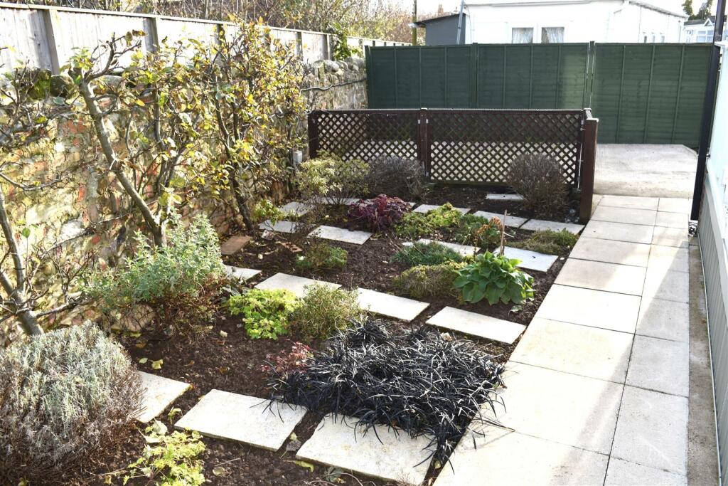 ENCLOSED PATIO GARDEN