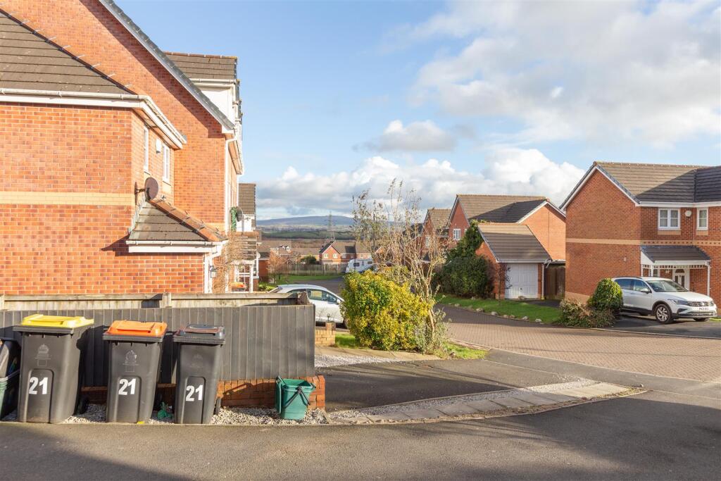 19 ROBIN CRESCENT-16.jpg