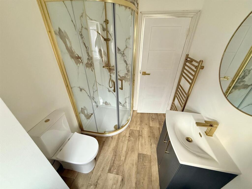 Flat 3 Shower Room.jpg