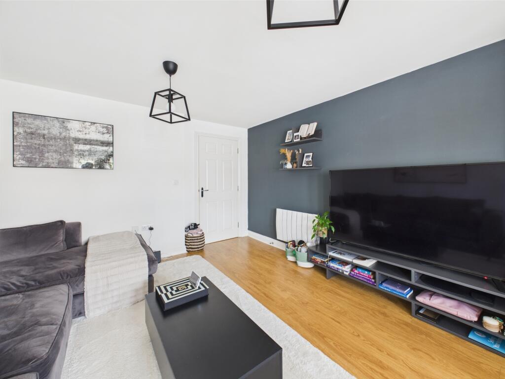 CAM03729G0-PR0040-STILL006