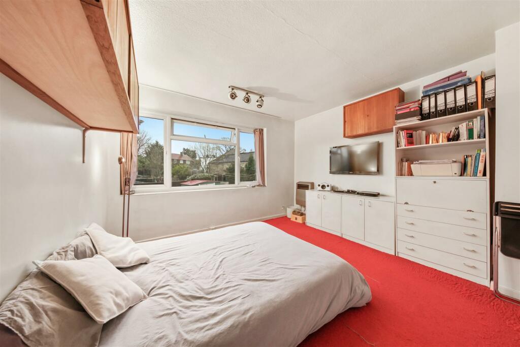 Bedroom 1.jpg