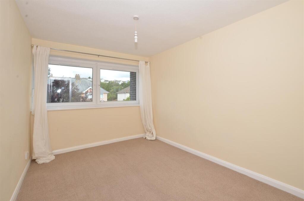 9 Brimlands - bedroom.JPG