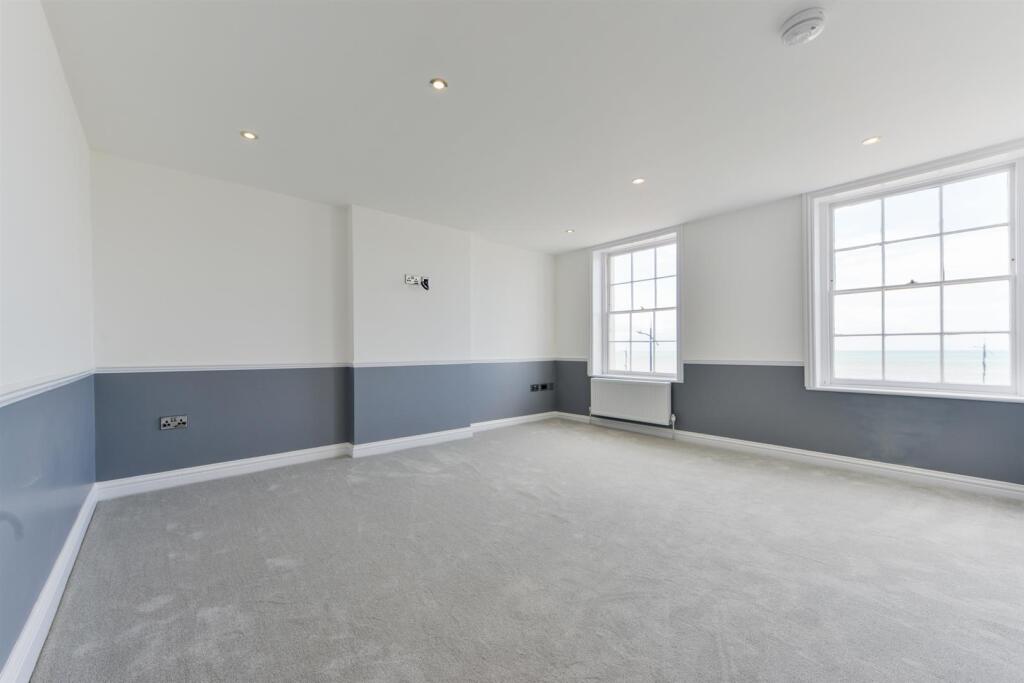 Flat 2, 12 Marine Gardens10.jpg