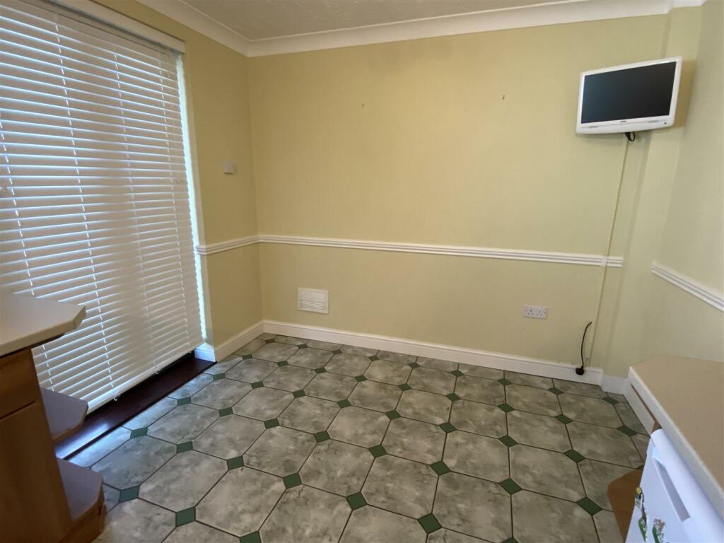 Dining area - Kitchen