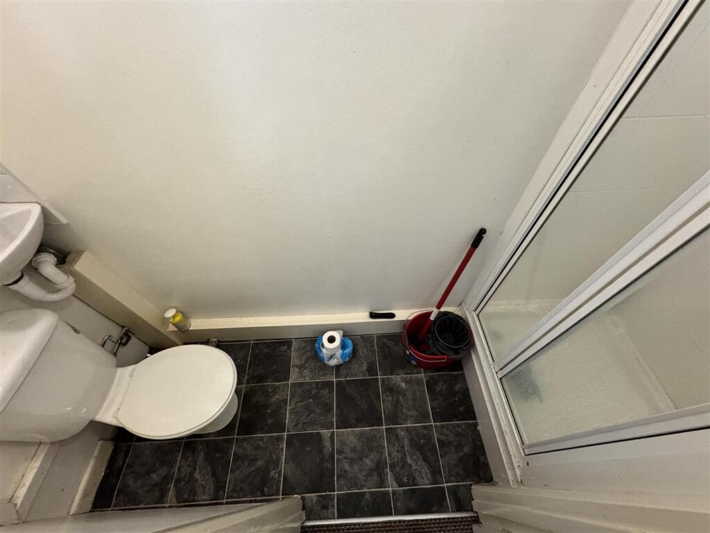 Studio 9 - Ensuite Shower Room