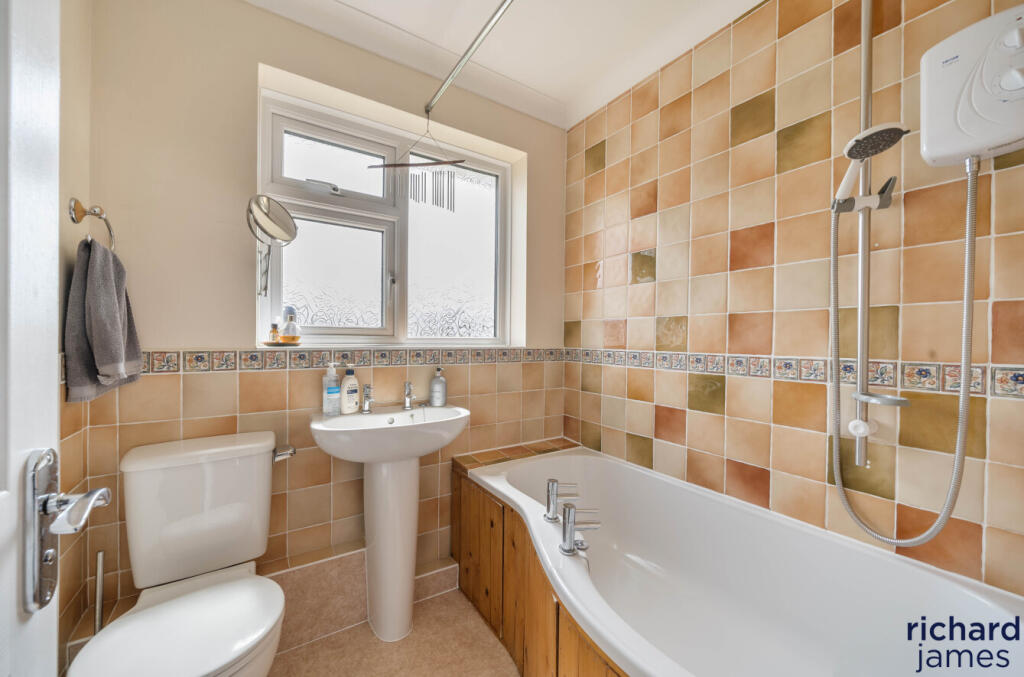 0493b44e39bb439f8339fb1903821920