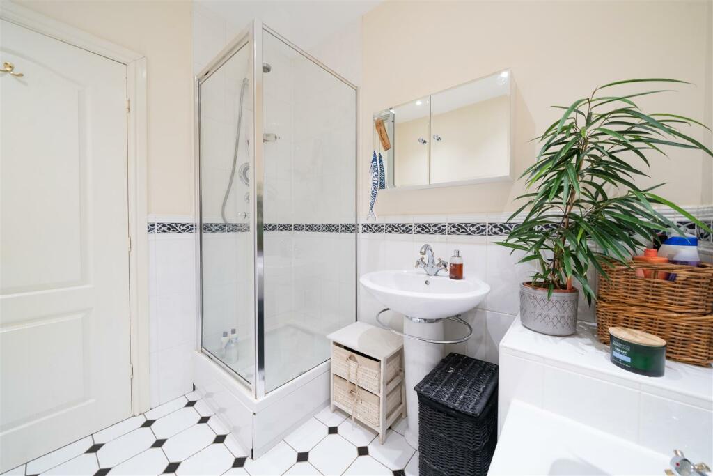 Bathroom 1-3.jpg