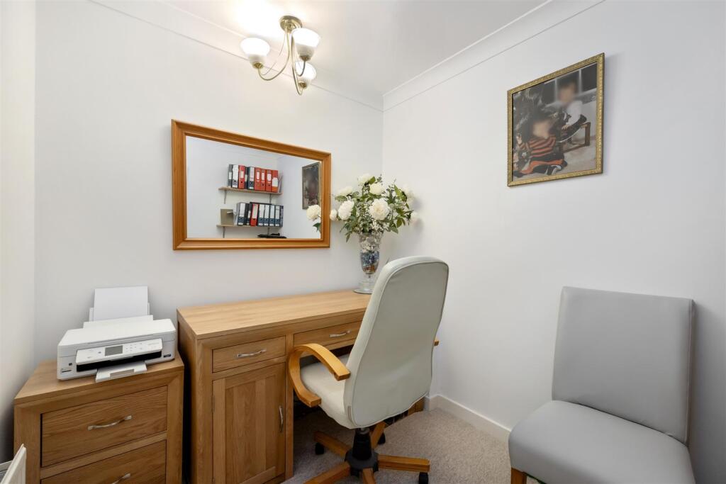 Grand Avenue, Wellington Court 12-032.jpg